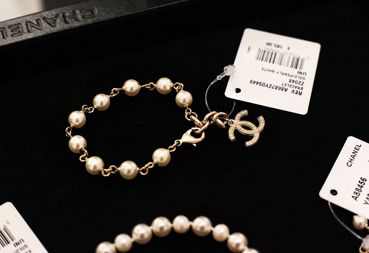 bizuteria-Zakupy w butiku Chanel, butik Chanel Londyn, Biżuteria Chanel